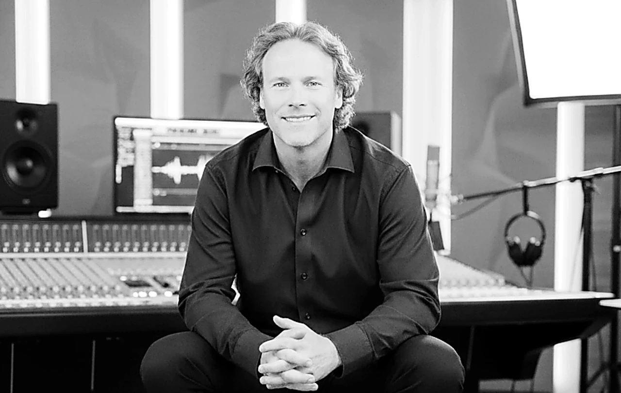 Howard Anderson performing as The Mixician